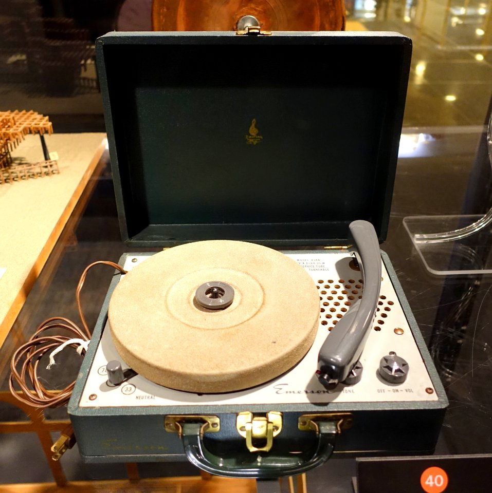 Portable record player, 1965, Emerson - Museum of Science and Industry (Chicago) - DSC06675