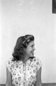 Portret van een meisje-jonge vrouw, Bestanddeelnr 68-2-2