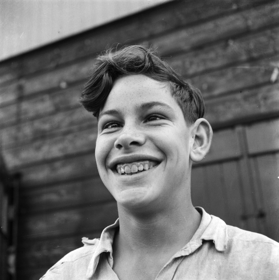 Portret van een lachende en scheel kijkende jongen, Bestanddeelnr 900-9439