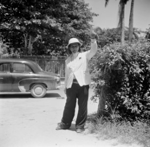 Portret van een inlandse man met tropenhelm in Suriname, Bestanddeelnr 252-2372