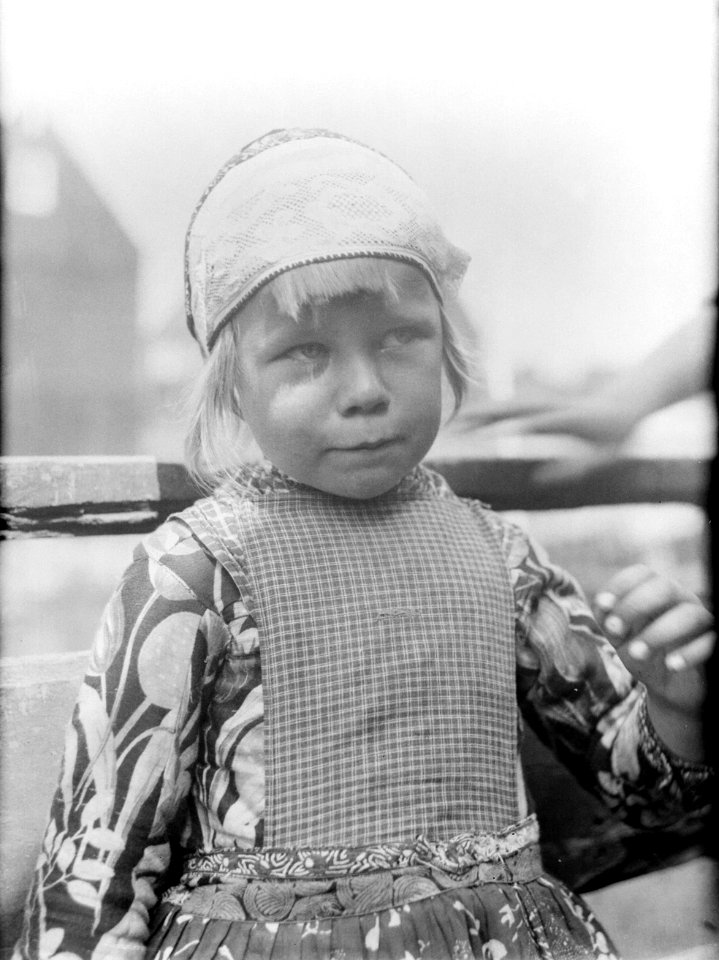 Portret van een kind in Marken, Bestanddeelnr 252-1435