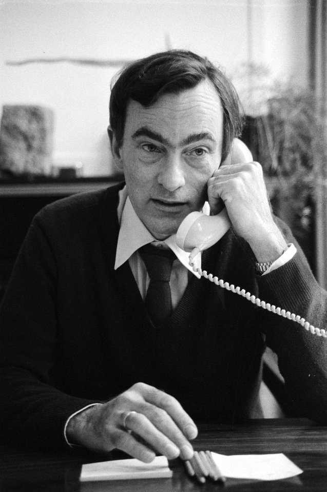 Portret van de directeur van de Jellinekkliniek D. Postman met een telefoonhoorn, Bestanddeelnr 931-3124