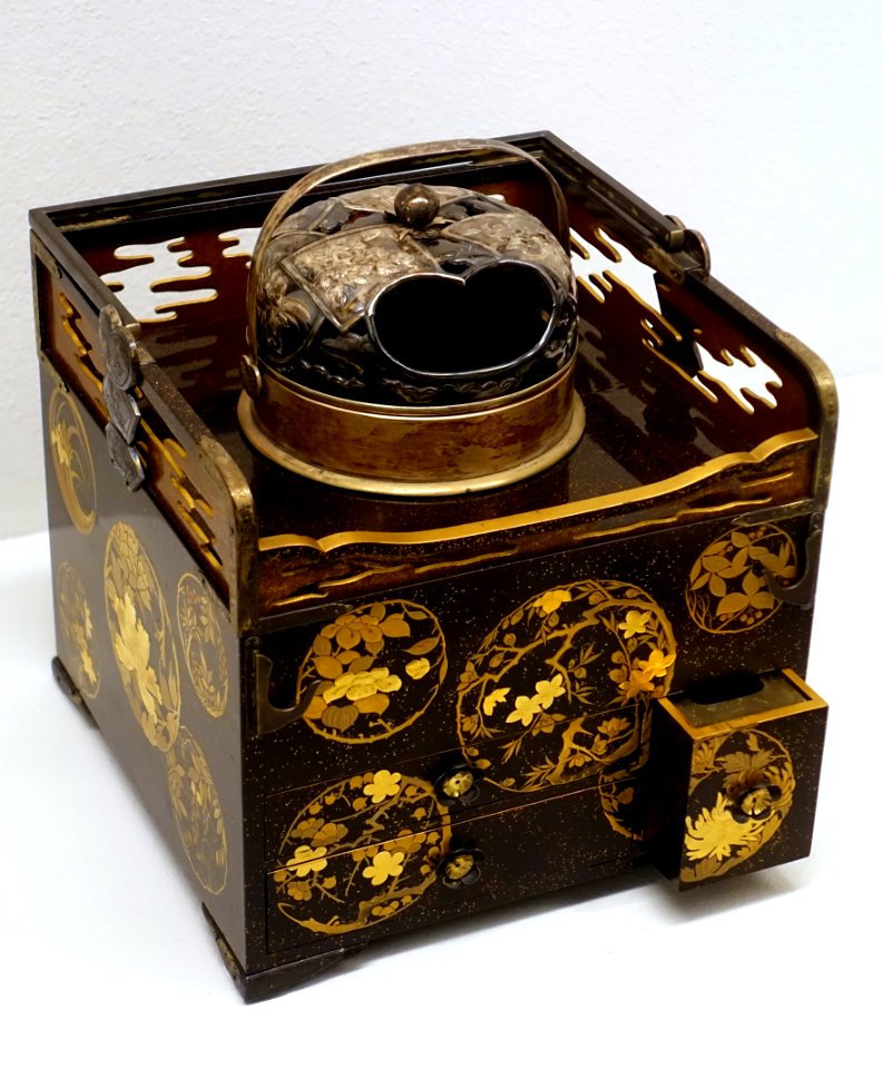 Portable smoking set, Japan, Edo or Meiji period, wood, metal, black lacquer, maki-e, varnish - Linden-Museum - Stuttgart, Germany - DSC03563