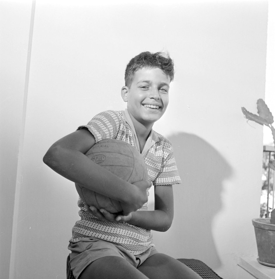 Portret van Eli Makover met voetbal, Bestanddeelnr 255-4517