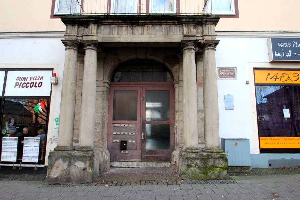 Portalanlage, Inschriftentafel und Treppenturm, Martinsplatz 2 in Kassel