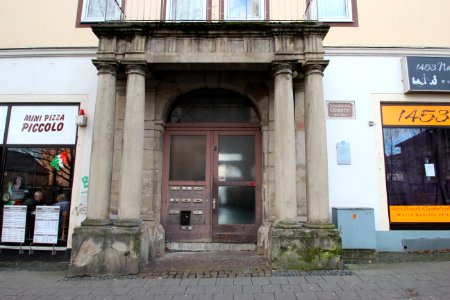 Portalanlage, Inschriftentafel und Treppenturm, Martinsplatz 2 in Kassel