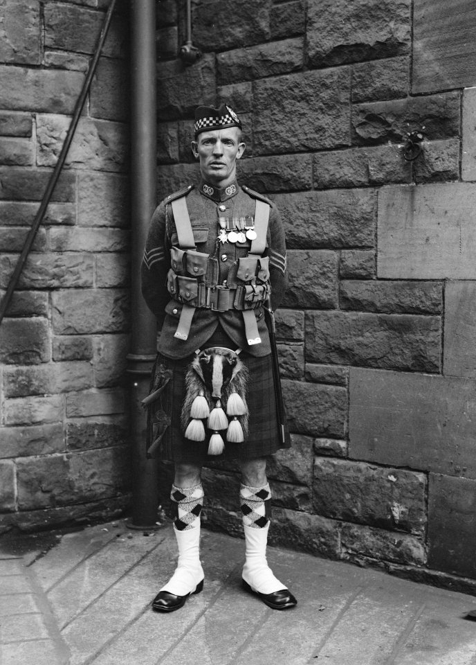 Portret van een sergeant met onderscheidingen, Bestanddeelnr 190-1047