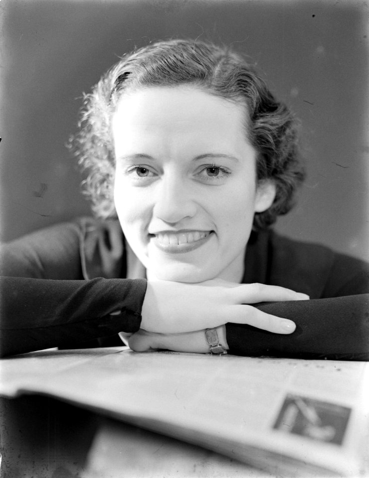 Portret van actrice Adrienne Canivez, Bestanddeelnr 190-0725