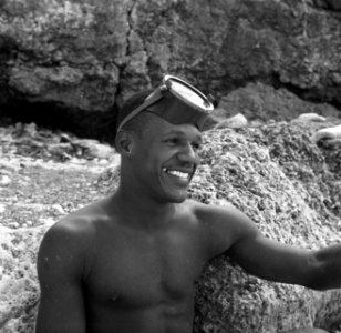 Portret van een visser aan de Sint Michielsbaai aan de Zuidkust van Curaçao, Bestanddeelnr 252-7527