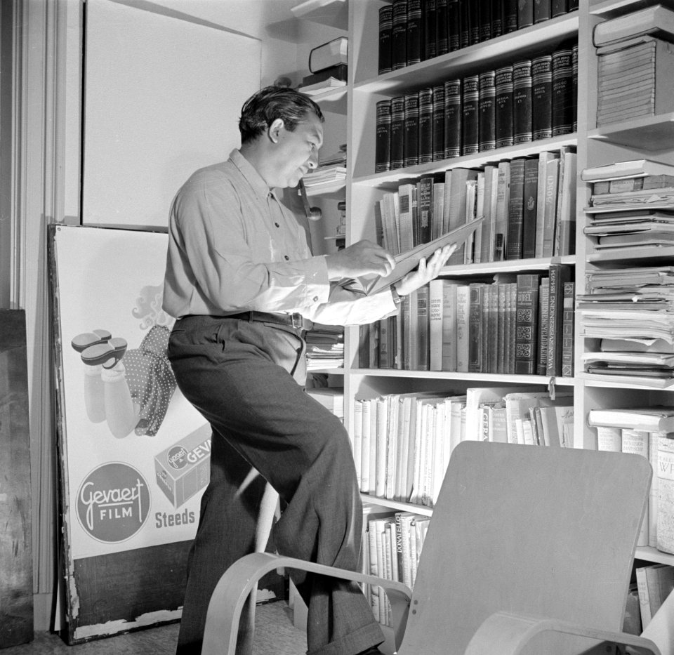 Portret van Eppo Doeve bij de boekenkast in zijn atelier, Bestanddeelnr 252-0107