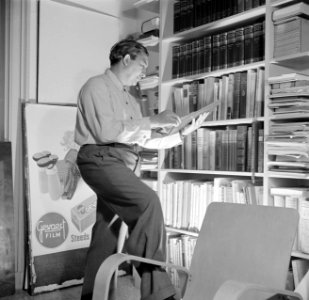 Portret van Eppo Doeve bij de boekenkast in zijn atelier, Bestanddeelnr 252-0107