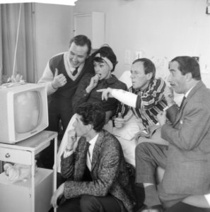 Portable televisie voor Johnny Kraaijkamp. John Pimms, Rim en Johnny Kraaijkamp,, Bestanddeelnr 913-1277