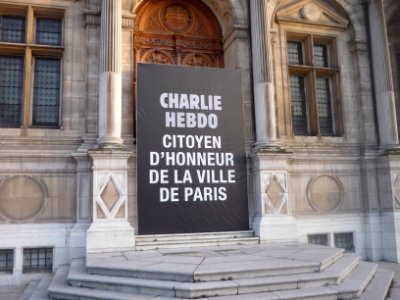 Portail d'entrée de l'Hôtel de ville de Paris - Charlie Hebdo citoyen d'honneur de la ville de ParisP1340358