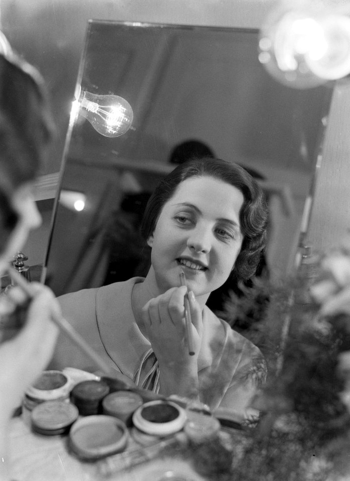 Portret van de Poolse actrice Jadwiga Smosarska in de kleedkamer van het Teatr P, Bestanddeelnr 190-1236