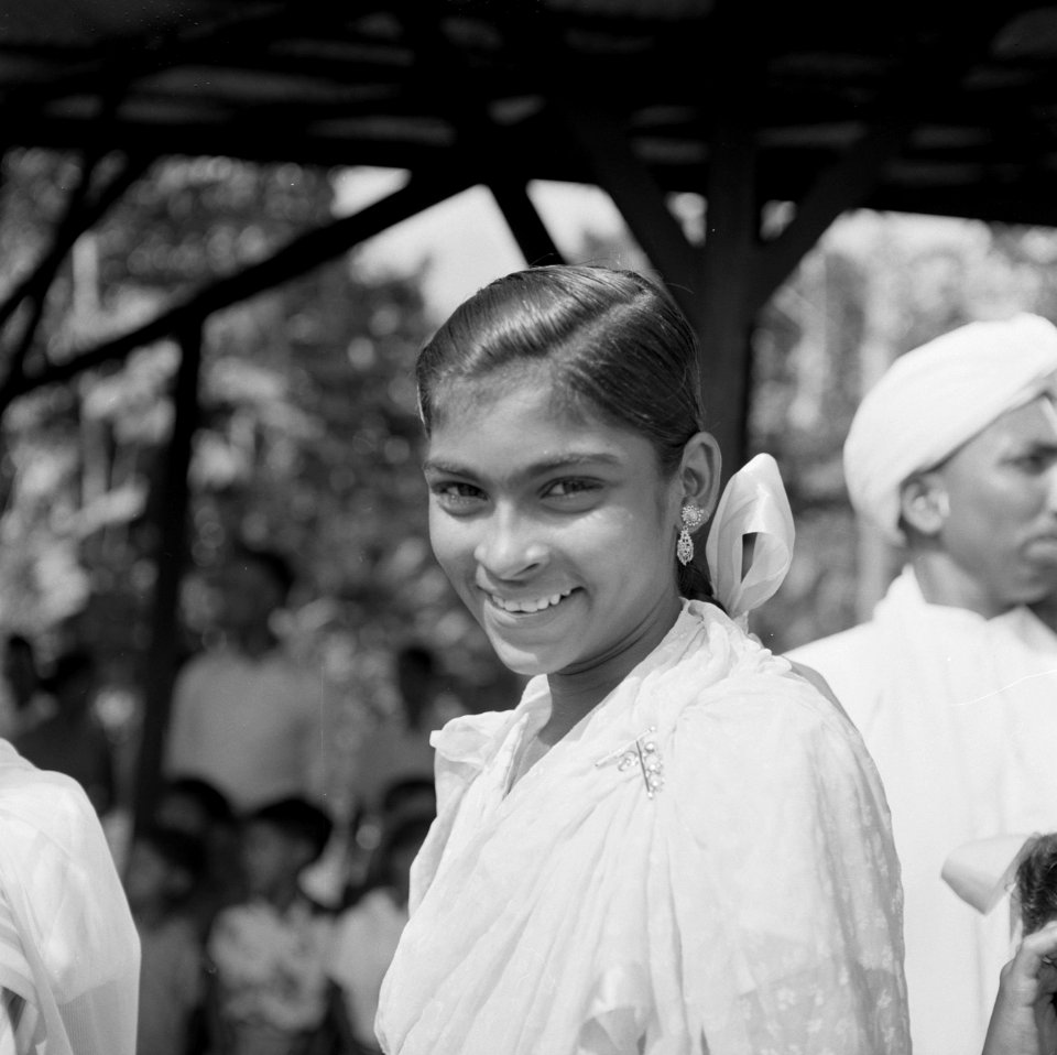 Portret van een hindostaans meisje in het stadion van Paramaribo, Bestanddeelnr 252-4762
