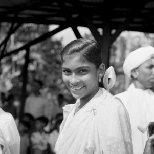Portret van een hindostaans meisje in het stadion van Paramaribo, Bestanddeelnr 252-4762
