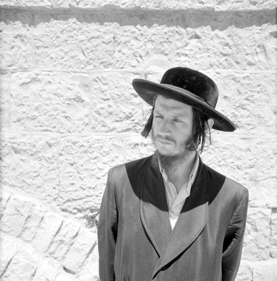 Portret van een man op straat, Bestanddeelnr 255-2448