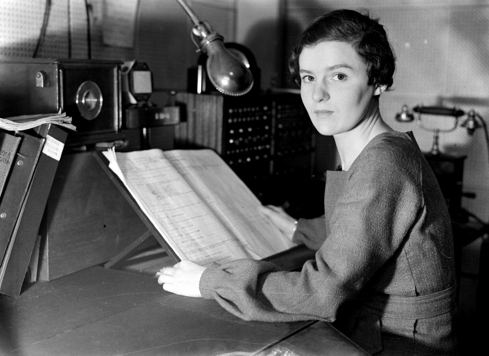 Portret van een onbekende dame aan het werk in een radiostudio, Bestanddeelnr 252-1782