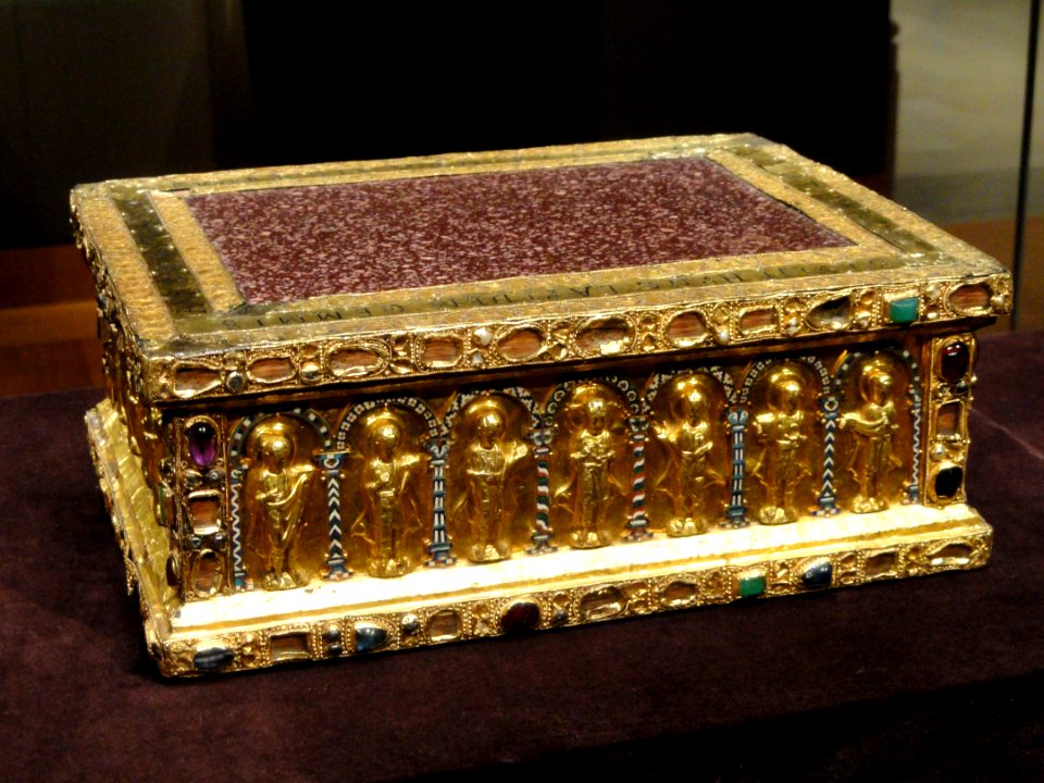 Portable Altar of Countess Gertrude, shortly after 1038, from the Guelph Treasure, German, Lower Saxony, gold, enamel, porphyry, gems, pearls, niello - Cleveland Museum of Art - DSC08528