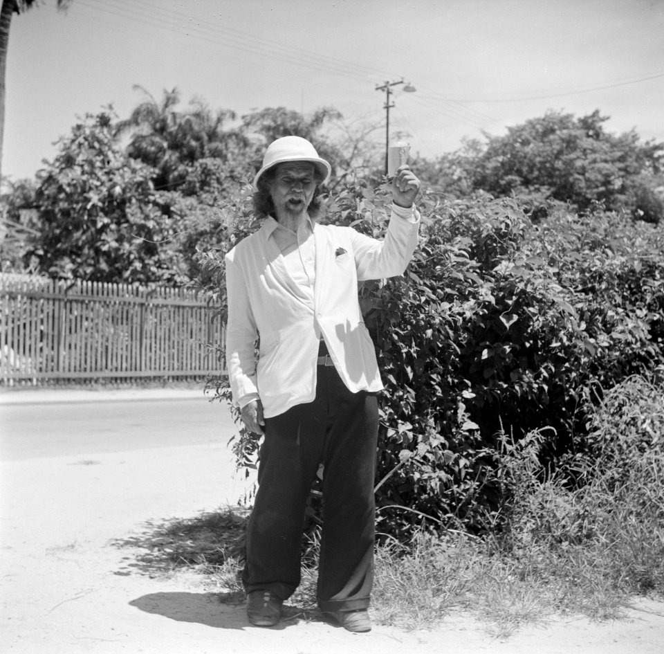 Portret van een inlandse man met tropenhelm in Suriname, Bestanddeelnr 252-2373