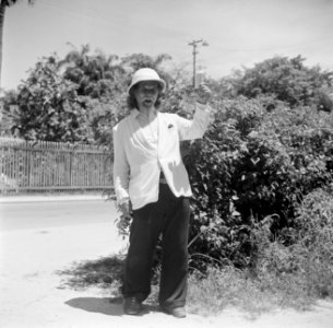 Portret van een inlandse man met tropenhelm in Suriname, Bestanddeelnr 252-2373