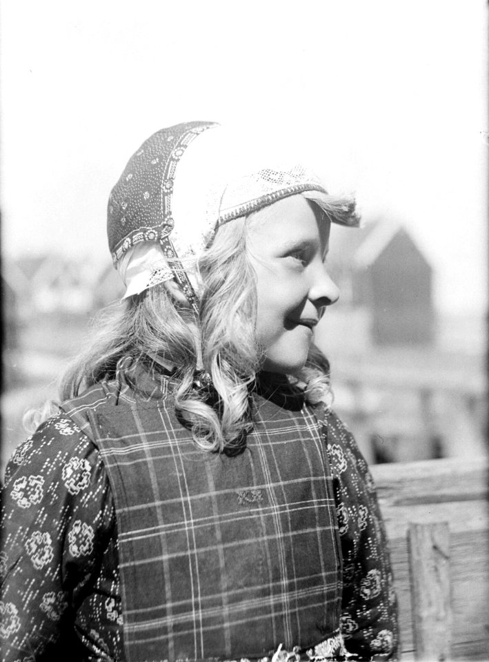 Portret van een meisje in Marken, Bestanddeelnr 252-1436