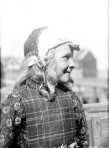 Portret van een meisje in Marken, Bestanddeelnr 252-1436