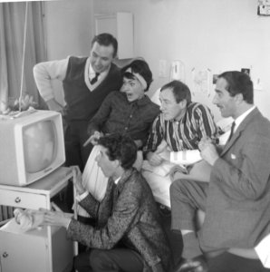 Portable televisie voor Johnny Kraaijkamp. Voor het toestel Rudi Carrell, Bestanddeelnr 913-1276