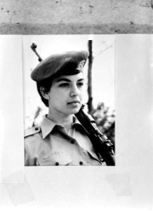 Portret van een Israelische vrouwelijke soldaat met het geweer over de schouder, Bestanddeelnr 255-4946