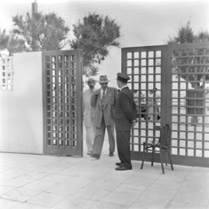 Portier van de Knesseth in Tel Aviv bij het toegangshek terwijl een parlementsl…, Bestanddeelnr 255-1332
