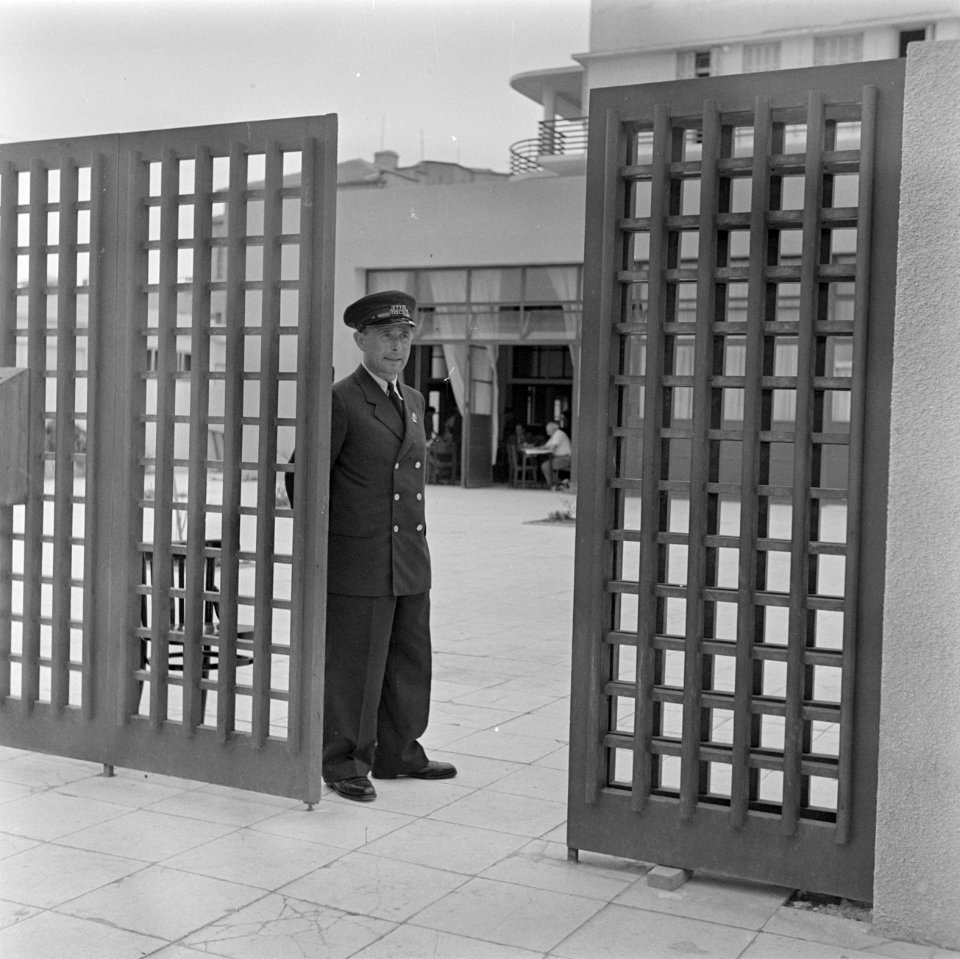 Portier van de Knesseth in Tel Aviv bij het toegangshek, Bestanddeelnr 255-1327