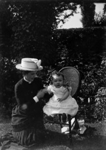 Portraint of a lady and child (1293798)