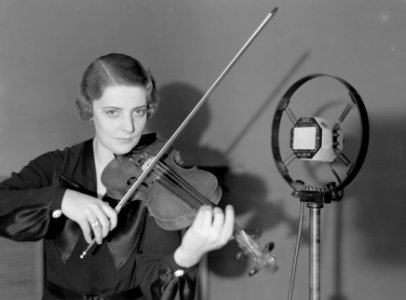 Portret van de violiste Eugenie Uminska spelend voor een microfoon, Bestanddeelnr 190-1252 photo