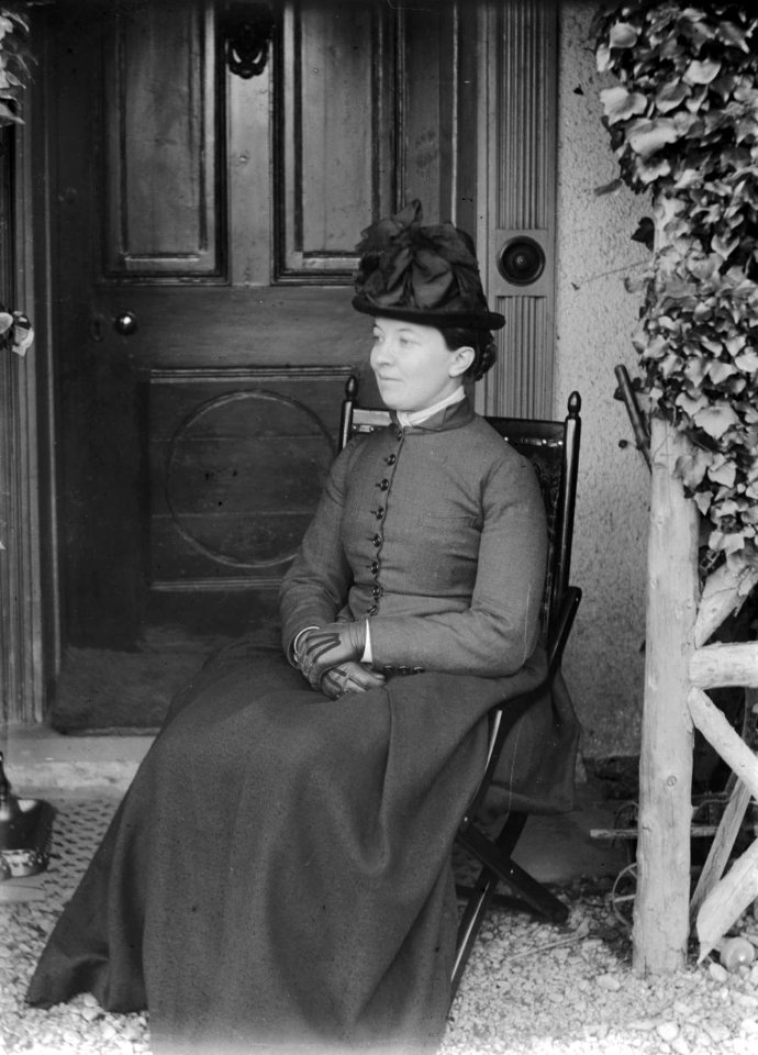 Portrait of a lady sitting in a chair (1294934)