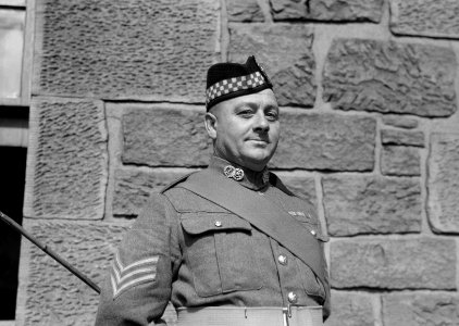 Portret van een sergeant, Bestanddeelnr 190-1045 photo