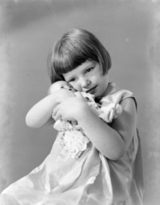 Portret van Ella Vogel die een pop koestert, Bestanddeelnr 252-0590
