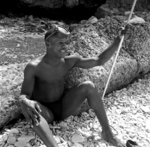 Portret van een visser aan de Sint Michielsbaai aan de Zuidkust van Curaçao, Bestanddeelnr 252-7526