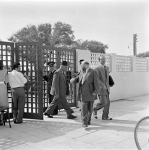 Portier van de Knesseth in Tel Aviv bij het toegangshek terwijl een parlementsl…, Bestanddeelnr 255-1333