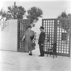 Portier van de Knesseth in Tel Aviv bij het toegangshek terwijl het vrouwelijke , Bestanddeelnr 255-1329