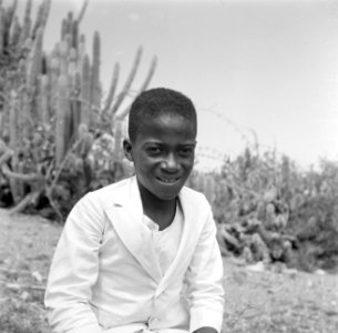 Portret van een inheemse jongen bij Savonet op Curaçao, Bestanddeelnr 252-7384