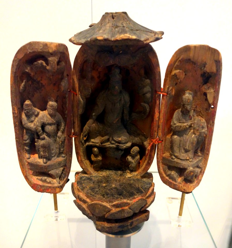 Portable shrine with Guanyin contemplating moon in water, China, Yuan or Ming dynasty, 14th-15th century AD, wood - Royal Ontario Museum - DSC03752