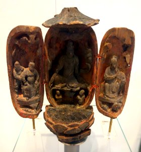Portable shrine with Guanyin contemplating moon in water, China, Yuan or Ming dynasty, 14th-15th century AD, wood - Royal Ontario Museum - DSC03752