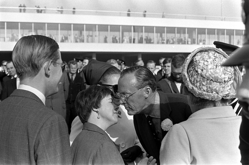 Prins Bernhard kust prinses Christina, links Pieter van Vollenhoven en rechts ko, Bestanddeelnr 920-3518