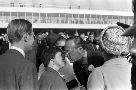Prins Bernhard kust prinses Christina, links Pieter van Vollenhoven en rechts ko, Bestanddeelnr 920-3518