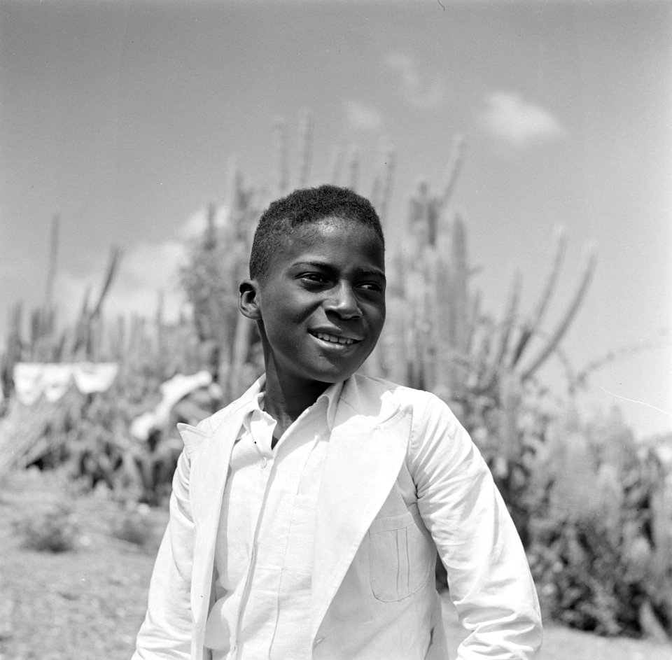 Portret van een inheemse jongen bij Savonet op Curaçao, Bestanddeelnr 252-7386