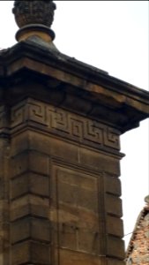 Porte de Paris à Moulins, détail du pilier Nord
