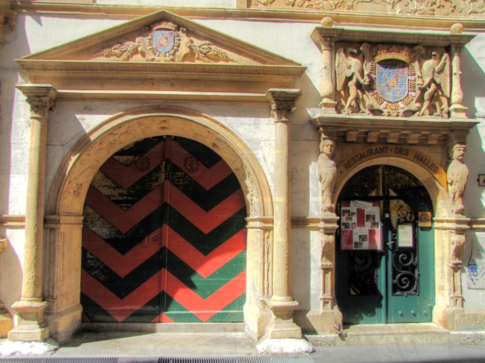 Porte latérale maison des Halles Neuchâtel