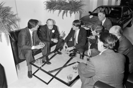 Prins Bernhard bezoekt Auto RAI'85 in Amsterdam Prins Bernhard en Ferrarimensen, Bestanddeelnr 933-2295