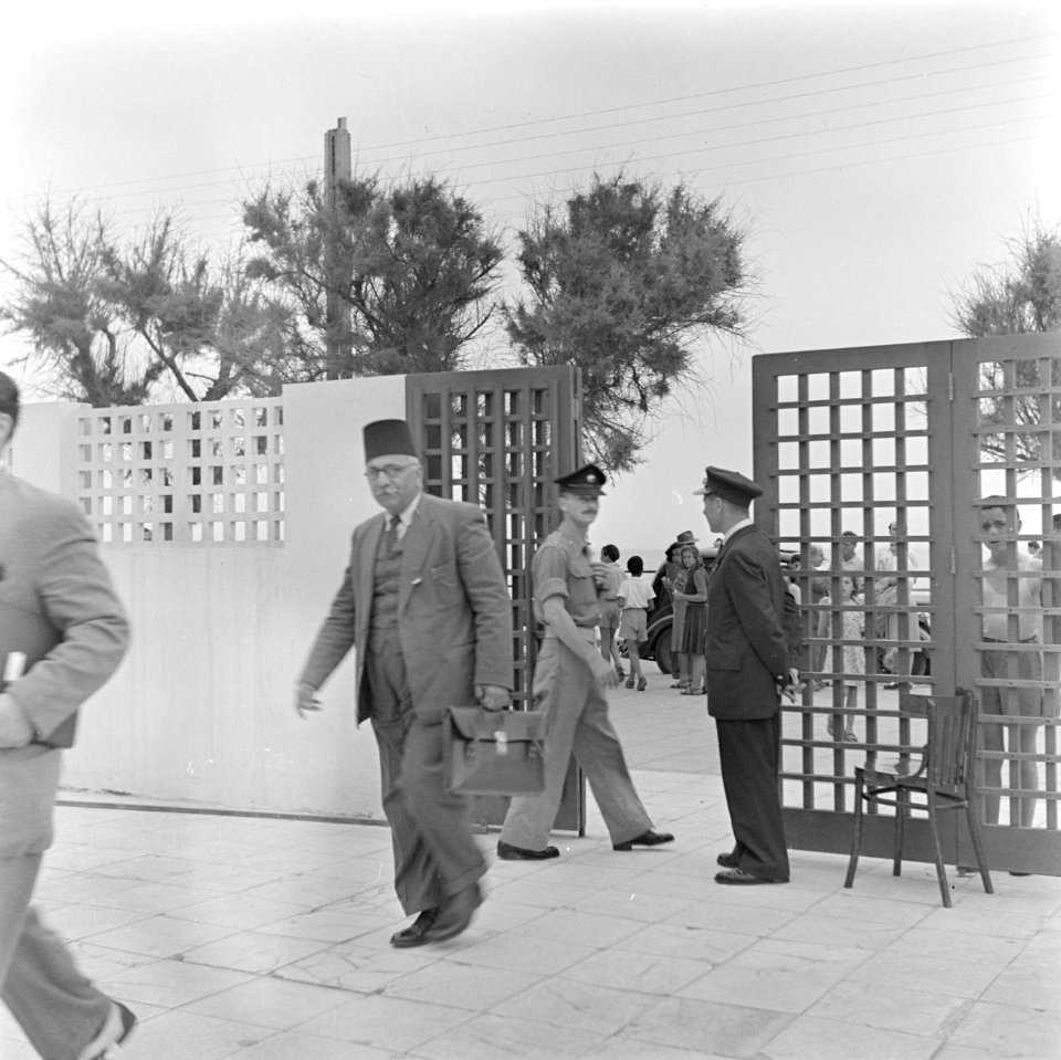 Portier van de Knesseth in Tel Aviv bij het toegangshek terwijl het parlementsl…, Bestanddeelnr 255-1330