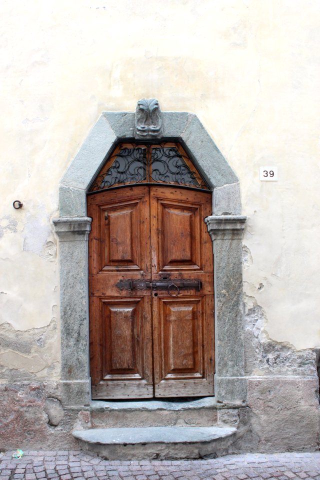 Portale in pietra - Via Roma 39 - Bormio - 2019